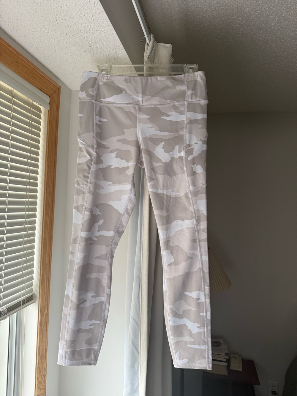 Athleta Women’s Cropped Leggings - M